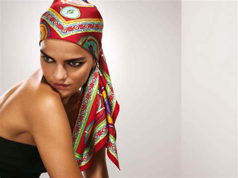 come mettere i foulard hermes|Foulard Hermès: 7 modi trendy per indossarlo con stile.